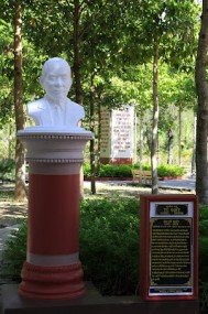 Lễ dựng tượng cố Giáo Sư Từ Giấy tại vườn tượng nhân ái của Bệnh viện Phong - Da liễu Trung ương Quy Hòa