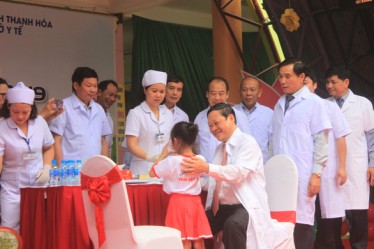 Thứ trưởng Bộ Y tế cho trẻ uống vitamin A hưởng ứng Ngày vi chất dinh dưỡng