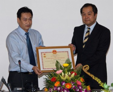 The awards ceremony the medal to Associate Professor SUMIMURA Yoshinori for his contributions to the health sector in Vietnam