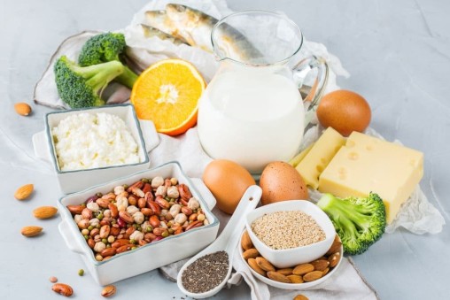 Để xương chắc khỏe, canxi cần được đưa vào khẩu phần như thế nào?