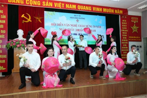 Viện Dinh dưỡng tổ chức Lễ kỷ niệm và hội diễn văn nghệ chào mừng 70 năm ngày Thầy thuốc Việt Nam