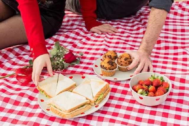 How to prevent food poisoning from outdoor meals when going on a picnic