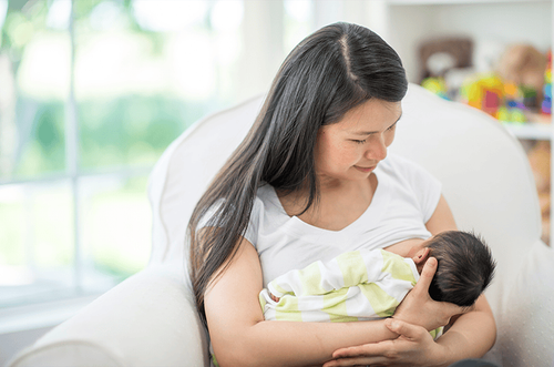 Nuôi con bằng sữa mẹ là khởi đầu cho sự phát triển bền vững