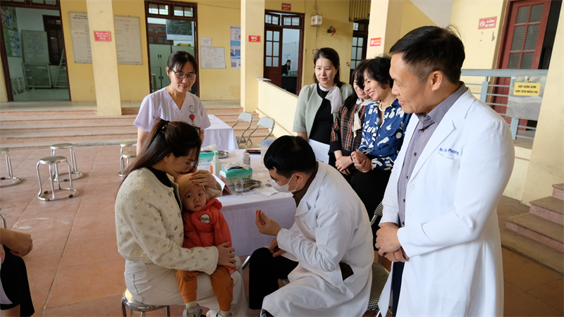 Đoàn công tác Viện Dinh dưỡng đi giám sát chiến dịch bổ sung viên nang vitamin A liều cao tại Bắc Ninh, Phú Thọ và Sơn La