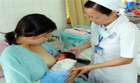 Vì sao cần cho bé bú ngay sau khi sinh?