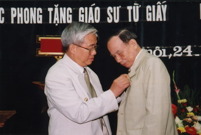 Một số hình ảnh của Giáo sư Từ Giấy